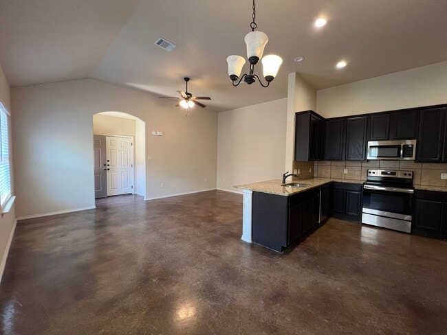Building Photo - Luxury 3/2 duplex in NBTX