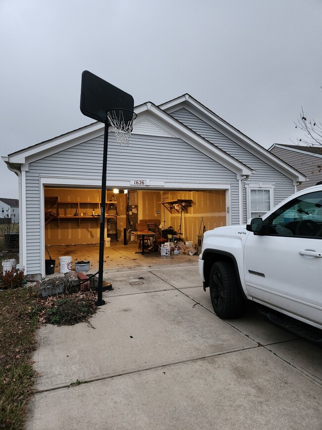 Building Photo - 1626 Carriage Cir