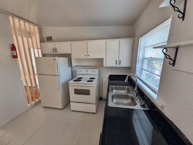 Foto del edificio - 2648 Dellwood Ave