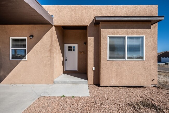 Building Photo - 753-753 E Laporte Dr