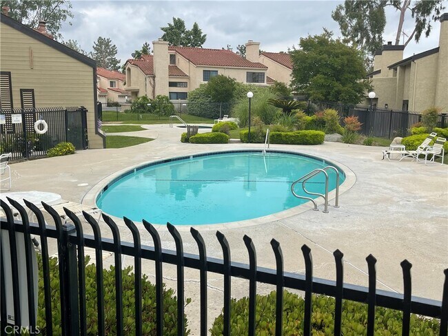 Foto del edificio - 3614 Hemlock Ln