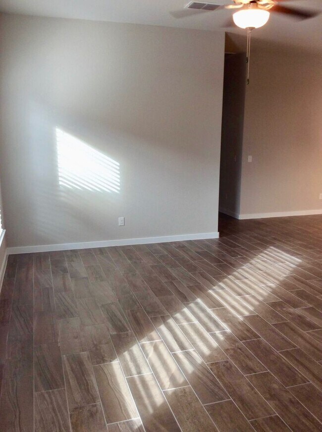 Foto del edificio - 203 Hidden Springs Dr
