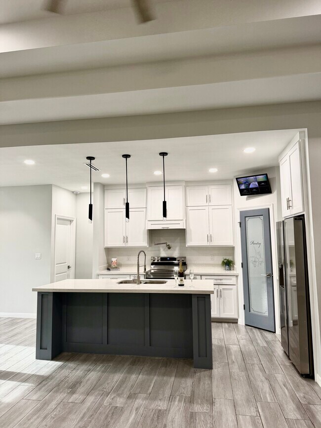 Building Photo - 7005 Heliconia