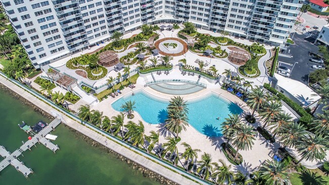 Building Photo - 1500 Bay Dr