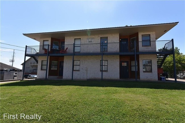 Building Photo - 2 br, 2 bath Apartment - 123 N. Donahue Dr.