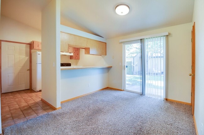 Building Photo - 2144 SW Reindeer Ave