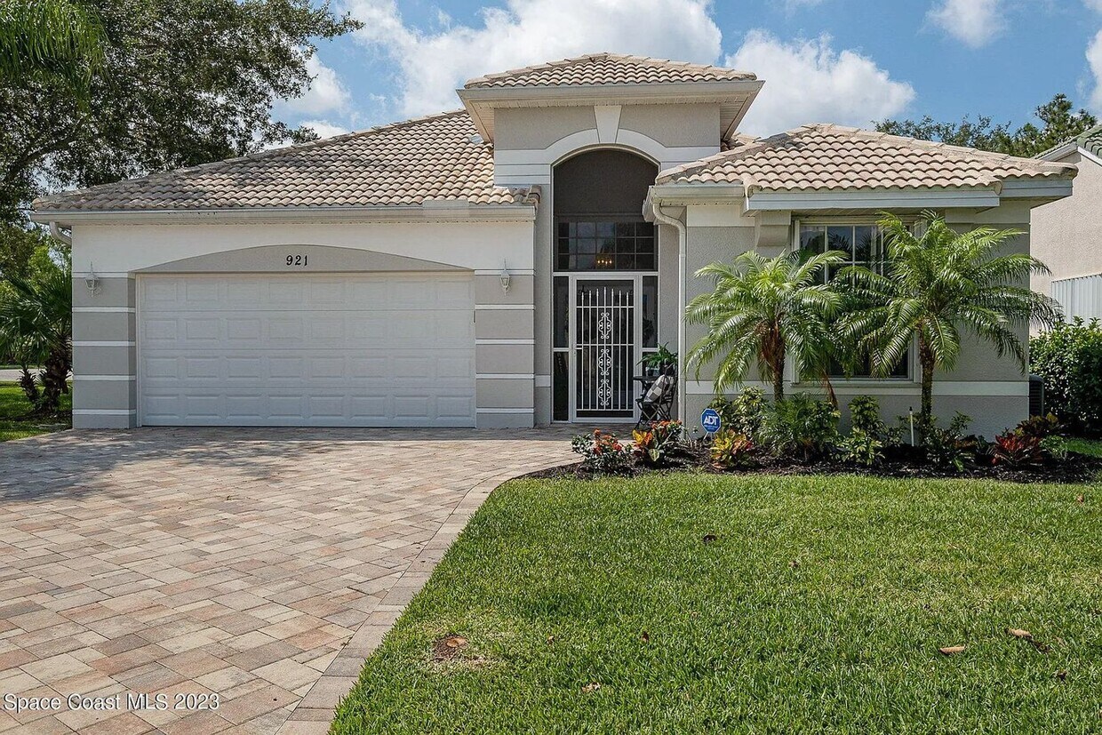 Foto principal - 3 Bed 2 bath 2 car garage pool home