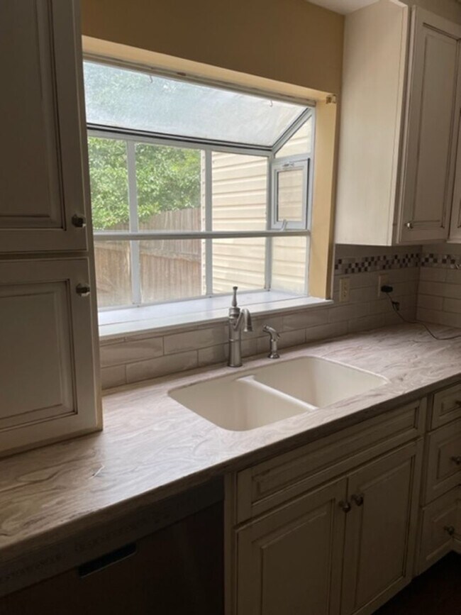 Building Photo - Quaint Towne Home close to all!