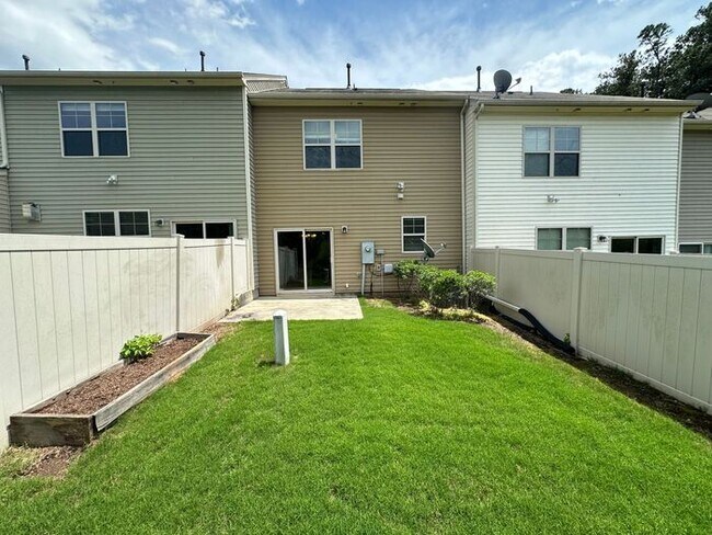 Building Photo - Beautiful RTP Town Home