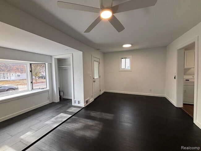 Foto del edificio - 2145 Browning St