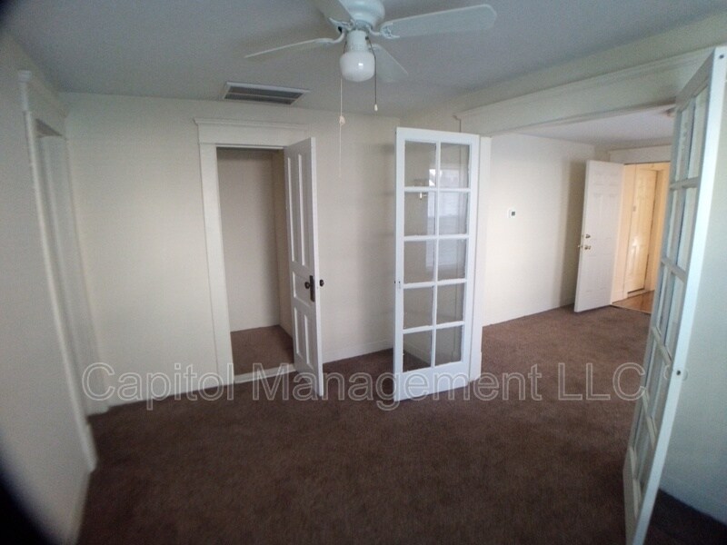 Building Photo - 220 W Lapeer St