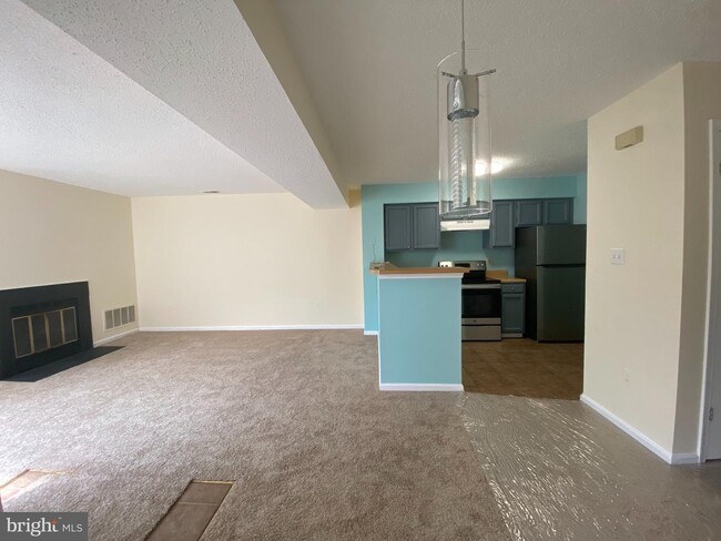 Building Photo - 1631 Carriage House Terrace