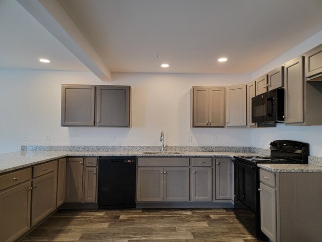 Building Photo - 142 Robert Cir
