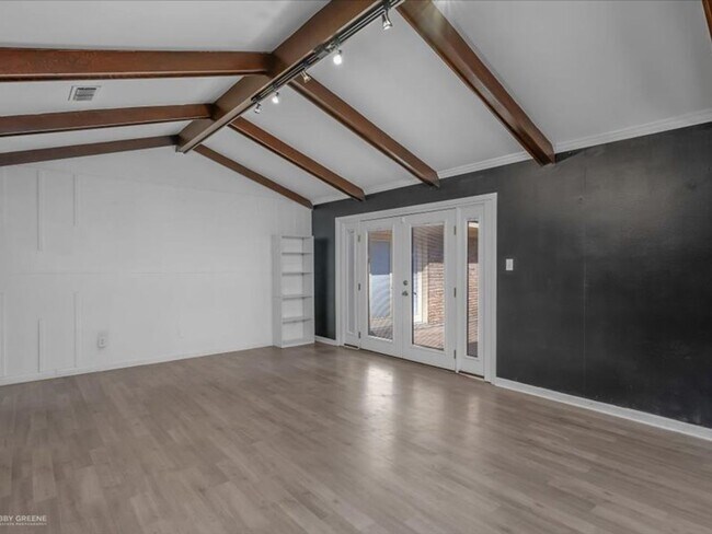 Building Photo - Spacious 3/2 bedroom Home