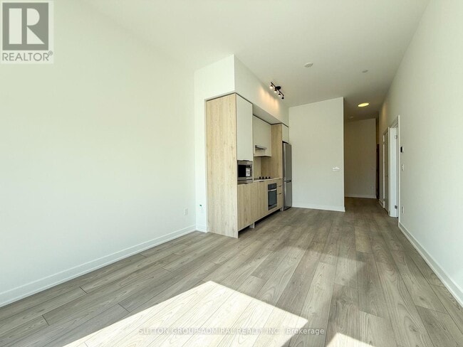 Building Photo - 1007 The Queensway