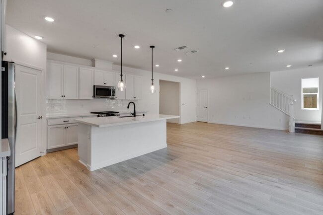 Building Photo - Never Lived In 4 Bedroom Home for Rent in Folsom Ranch!