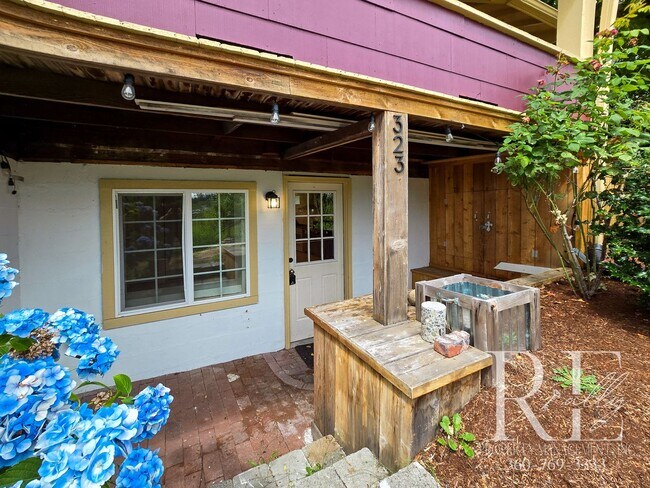 Foto del edificio - Cozy 1-Bed Duplex with Open Concept Living, Mini-Split Comfort & Apple Tree – Bremerton