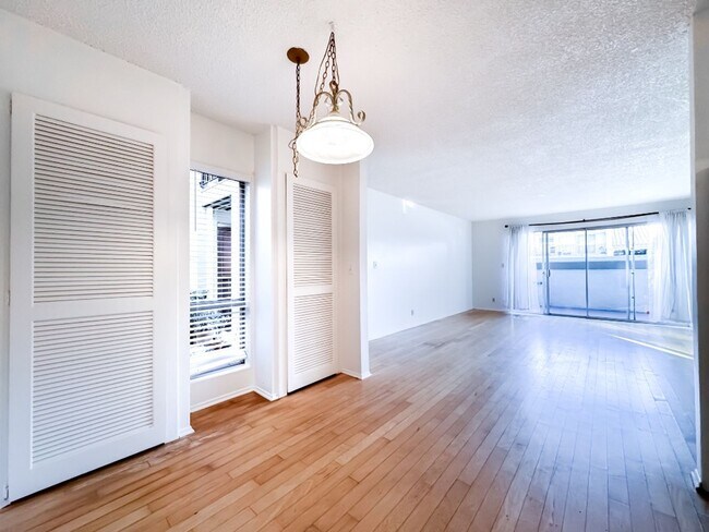 Building Photo - Bright single level 2 bed 1 bath Condo