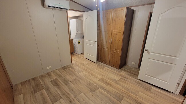 Foto del edificio - 920 Cedar Village Ln