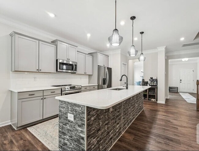 Foto del edificio - Spacious 4BR House in Raleigh