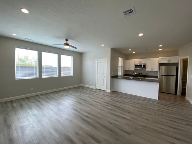 Foto del edificio - BRAND NEW 4 BEDROOM SAND HOLLOW TOWNHOME F...