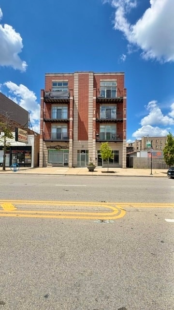 Building Photo - 5642 N Broadway