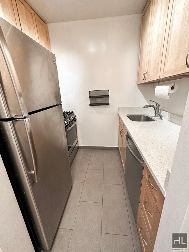 Building Photo - Large studio in a doorman building in prim...