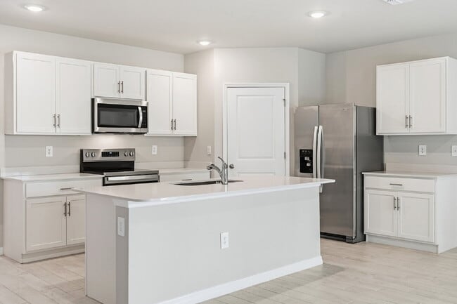 Building Photo - "Spacious 4-Bedroom Gem with 2 Full Baths in Charming Punta Gorda Oasis!"