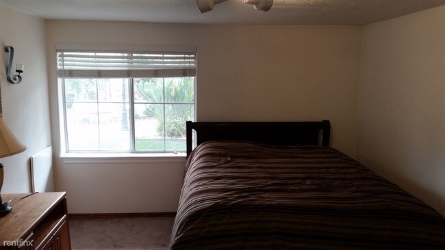 Building Photo - 3141 Hillview Dr N
