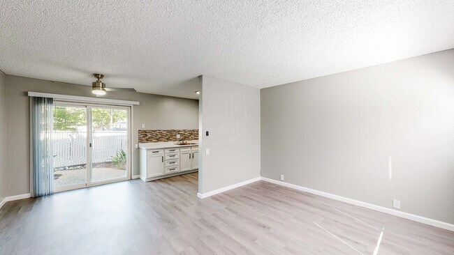 Sala de estar/comedor 2x1 - University Square Apartments