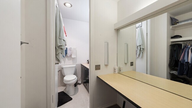 Foto del edificio - 2550 N Lakeview Ave