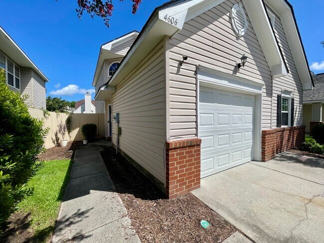 Foto del edificio - Soaring Ceilings & Spacious Living in Western Branch