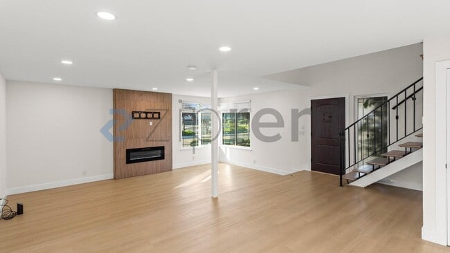 Building Photo - Unit