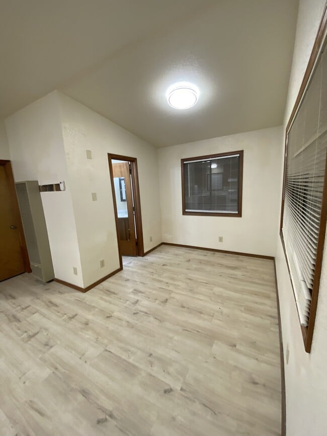 Building Photo - 1151 Madrone Way