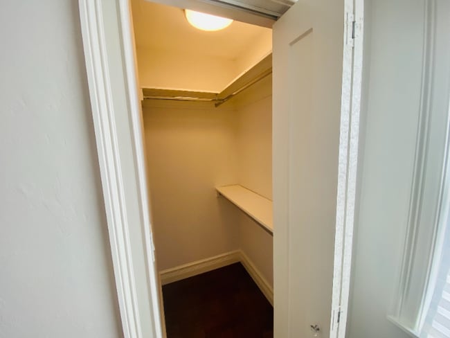 Building Photo - 828 SW 43rd Ave