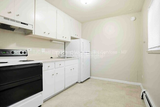 Building Photo - 42 Pearl St