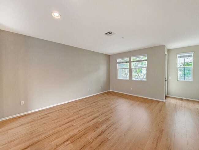Foto del edificio - Beautiful 2 Bedroom, 2.5 Bath Condo in Eas...