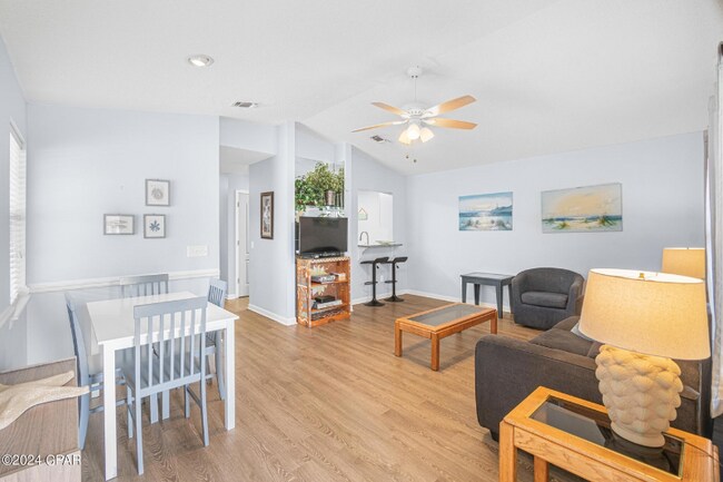 Foto del edificio - 17462 Front Beach Rd