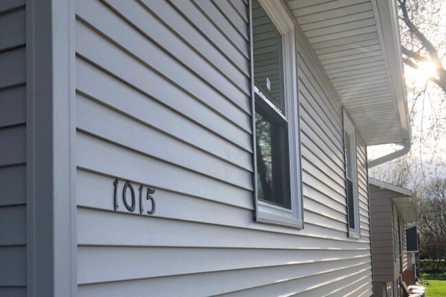 Foto del edificio - 1015 Calumett Dr