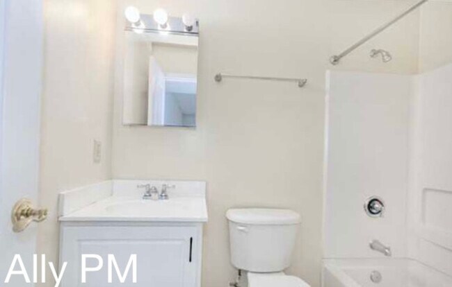 Building Photo - 1313 Villa Way
