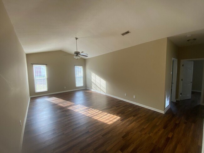 Foto del edificio - 2 bed, 2 bath, 2 car garage ranch style townhouse in N. Knoxville
