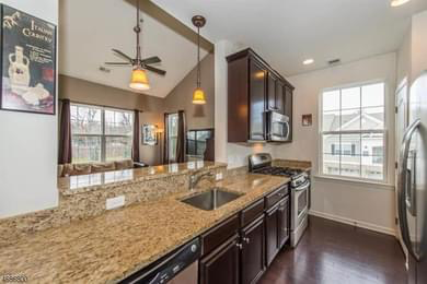 Foto del edificio - 1303 Meadow Brook Ct