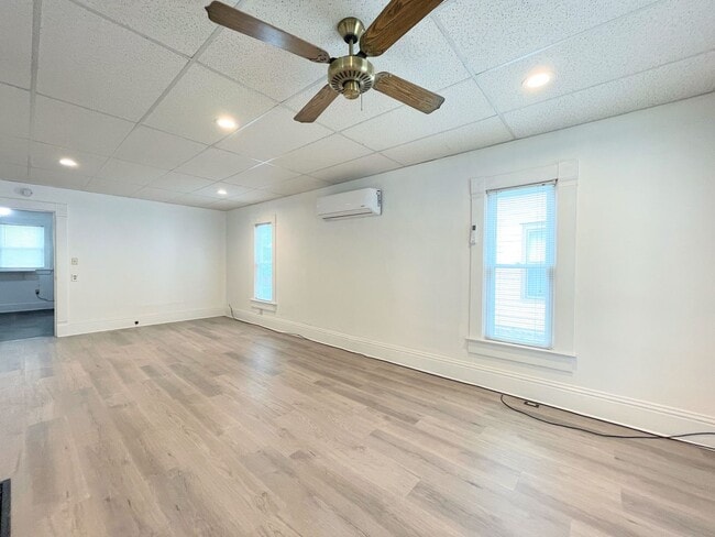 Building Photo - Spacious 2 bedroom with garage