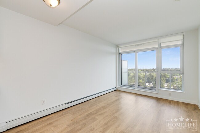 Photo du bâtiment - Modern 21st Floor 1 Bedroom Condo at Georgetown One in Surrey City Centre