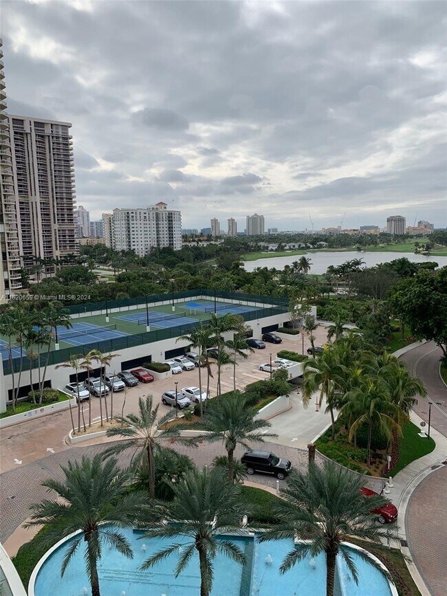 Foto del edificio - 20201 E Country Club Dr