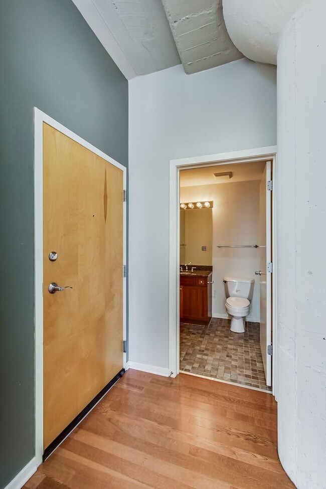Foto del edificio - SW CORNER 2 BED / 2 BATH CONDO IN UNIVERSI...