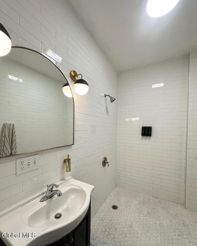 Building Photo - 51 Elm St