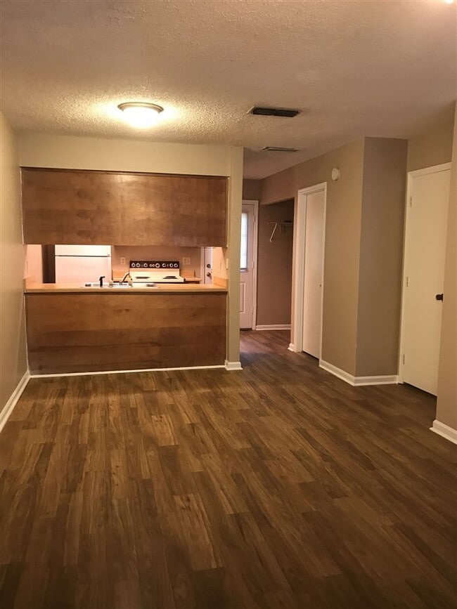 Building Photo - 2205 Timberwood Cir S