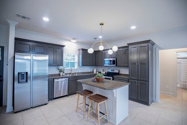 Cocina reformada con mucho espacio de almacenamiento y electrodomésticos de acero inoxidable. - 11284 Shelly St