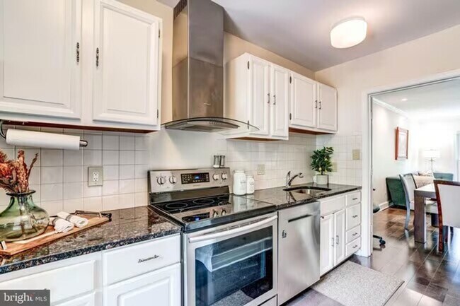 Building Photo - Sun-Drenched 2BR/2.5 BA Townhouse Condo in Gated Sutton Place
